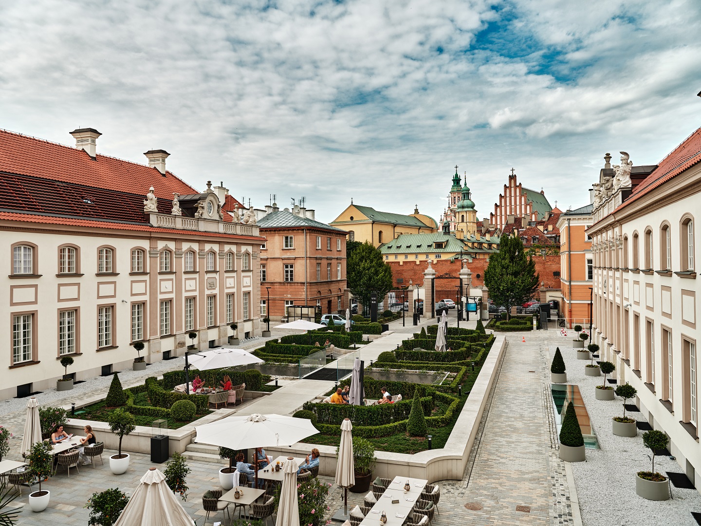 zieleń w mieście, zieleń, roślina, rośliny, krzewy, krzew, sadzenie roślin, sadzenie, usługa ogrodnicza, projektowanie roślin, rośliny w zamku, cis, cis pospolity, formy cisów, cotoneaster, irga, pattern, stożek, stożek z cisa, rośliny w hotelu, stare miasto, taxus baccata